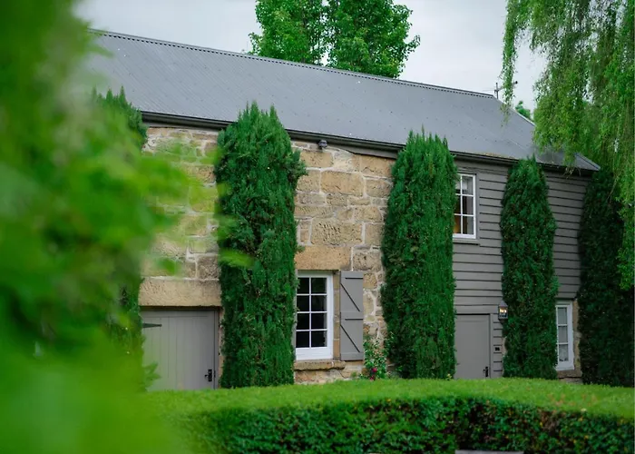 Hotel near College: The Red Feather Inn