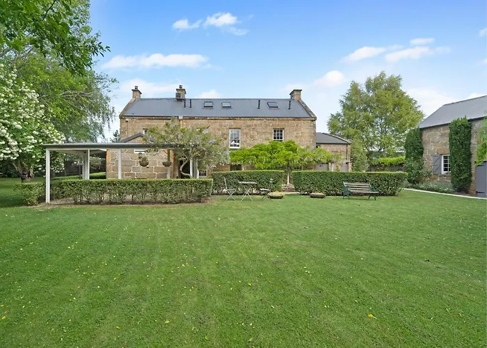 Hotel near College: The Red Feather Inn