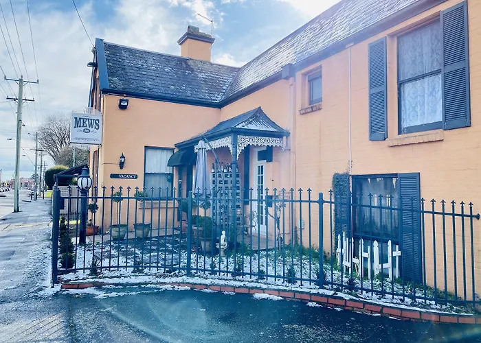 Family Hotel: The Mews Motel
